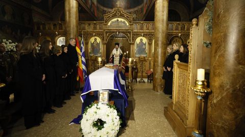 La reina em�rita Sof�a, junto a los reyes Felipe VI y Letizia, la Princesa de Asturias y la infanta Sof�a, en la catedral ortodoxa griega de San Andr�s y San Demetrio de Madrid.