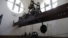 El maestro relojero viveirense Jes�s Paleo, de Joyer�a Paleo, se ocup� durante muchos a�os de la revisi�n del reloj de la Cofrad�a de Pescadores de Celeiro, que ahora ha tenido que ser sometido a una importante y compleja reforma integral por Lages Electr�nica debido al desgaste generalizado provocado por el paso del tiempo. La m�quina fue fabricada en los a�os veinte del siglo pasado por la empresa victoriana Lecea y Murua, que construy� relojes para el Monasterio de Monserrat, en Barcelona, o la Colegiata de J�tiva, en Valencia, entre otros muchos