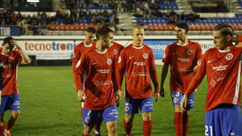 Los jugadores de la UD Ourense sobre el terreno de juego en O Couto.