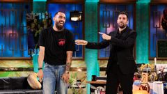 El jugador del Celta Borja Iglesias, en su vista a �La Revuelta�, con David Broncano.