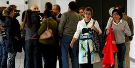 Las juezas Estela San Jos� y Pilar de Lara -instructora de la Pok�mon- y el alcalde de Lugo, al fondo, tras declarar en el 2011.