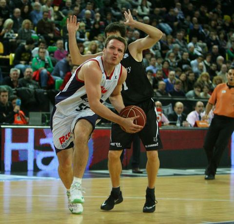 Rafa Luz elude el marcaje de Ra�l L�pez en Miribilla. 