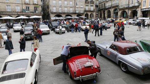 Imagen de archivo de los coches clsicos en la plaza Mayor de Ourense.