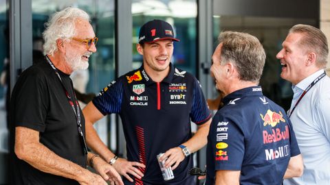 Flavio Briatore con Christian Horner y con Max y Jos Verstappen.Flavio Briatore con Christian Horner y con Max y Jos Verstappen en el box de Red Bull