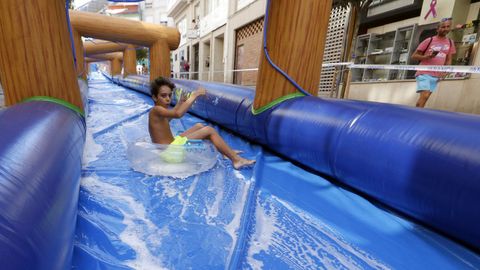 HINCHABLES DE AGUA Y UN SUPER TOBOGAN POR LAS COMPRAS HECHAS  EN COMERCIOS DE LA  ASOCIACION DE EMPRESARIOS DE RIBEIRA