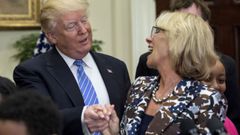 Trump con la secretaria de Defensa, en mayo del 2017