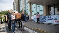 Entre los actos de protesta del colectivo estuvo la simulaci�n de un entierro.