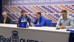 Nico Fonseca (3d) y Thiago Borbas (2d) durante su presentaci�n este jueves, como nuevos futbolistas del Real Oviedo, junto al director general del Club, Agust�n Lleida (d), y Roberto Su�rez (4d), director deportivo, en la ciudad asturiana
