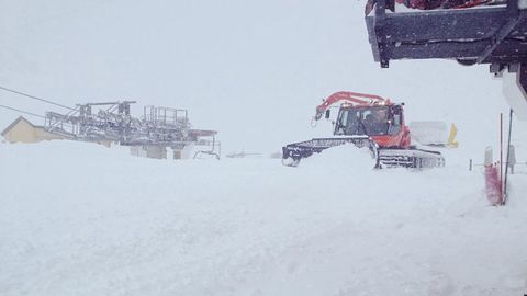 Una quitanieves despeja el camino en Fuentes de Invierno