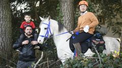 Zhixian Xu monta a Furi�n en presencia de su antiguo due�o, Javier Blanco, y del hijo de este, Ar�n. 