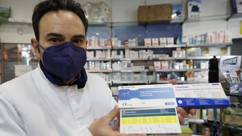 Un farmacéutico de Ourense muestra los test, que ya vende a 2,94 euros