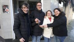 Suso entrega las llaves del famoso bar a Antonio Jos�, Lorena y Ana Isabel, en Canido.