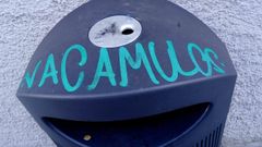 Una de las pintadas en mobiliario p&uacute;blico de O Carballi&ntilde;o.