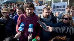 Los alcaldes de Verges, Ignasi Sabater (izquierda), y de Celr�, Dani Conell�, atienden a la prensa despu�s de su liberaci�n