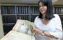 Louzao lee en La Voz noticias que se publicaron el d�a de su nacimiento en agosto de 1979. 