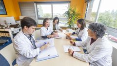 El equipo que trabaja en la Unidade de Condutas Aditivas de Carballo