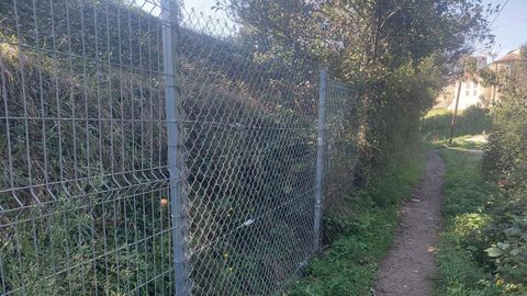 Adif tambin acaba de renovar el enrejado de seguridad en este espacio, en Narn, tras ser vandalizado