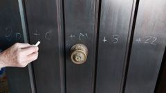 La frmula se escribe con las tizas bendecidas en la puerta de cada casa