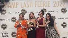 Karelia Rodr�guez (con vestido naranja) con otras ganadoras del Champ Lash Feerie 2022.