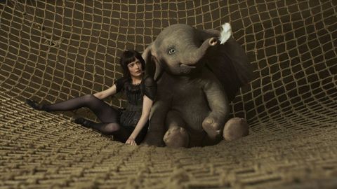 Fotograma de Dumbo en el que aparece la actriz Eva Green con el clebre elefante