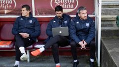Rub�n Dom�nguez en el banquillo durante el partido ante el Lugo