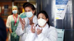 Trabajadores sanitarios, en la entrada del Hospital Montecelo de Pontevedra