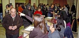Colas para votar ayer en la asamblea del PSOE de Vigo para elegir delegados al congreso federal.