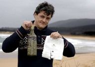 �ngel D�az, con la botella que encontr� en la playa de Ferrol.