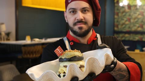 Giraldo Valladares, cocinero del Zahara de Odeón, muestra una imagen de su propuesta: Black Pearl
