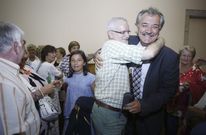 Rey, el pasado 3 de julio, tras ser investido alcalde es felicitado por el exregidor Jos� M� Tob�o. 