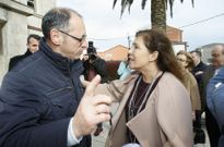 Lavandeira, recibiendo a Mato a las puertas del consistorio, con otros miembros de la corporaci�n. 