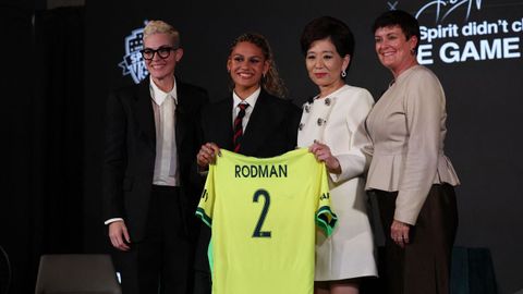 Trinity Rodman (segunda por la izquierda) posa con directivos del Washington Spirit en su acto de renovaci&oacute;n.