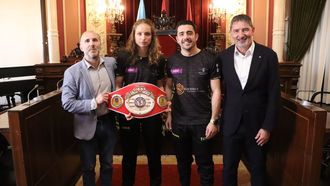 El alcalde de Ourense, Gonzalo P&eacute;rez J&aacute;come, recibiendo a la campeona gallega neoprofesional de boxeo, Luz&iacute;a Pi&ntilde;eiro, junto con su entrenador, Manuel M&iacute;guez, y el concejal de Deportes, An&iacute;bal Pereira