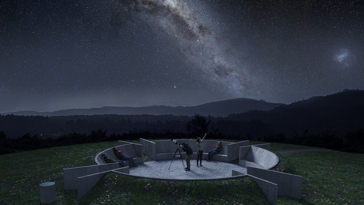 Oia construye su mirador Starlight con el eclipse en el horizonte