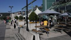 Zona de terrazas en el centro comercial Ponte Vella.