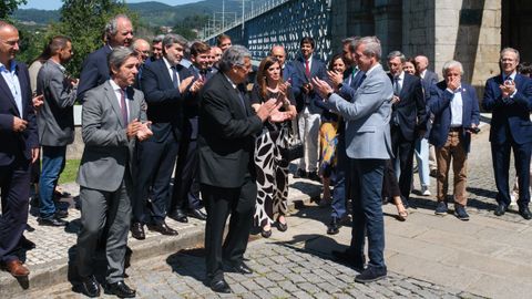 Alfonso Rueda y Antnio Cunha se acompaaron en la frontera de alcaldes y empresarios para reivindicar el AVE lusogalaico.