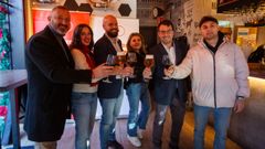 El portavoz municipal del PSOE de Pontevedra, Iv�n Puentes (tercero por la izquierda), este martes, brindando con sus compa�eros en el Verm� de Nadal