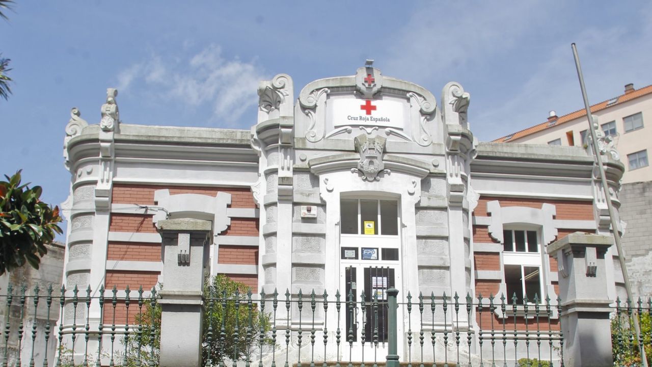 La ciudad rinde tributo a la Cruz Roja, que recibe el título de Ferrolán do Ano en el Jofre en el día de San Xiao