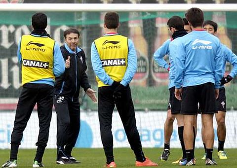 Abel Resino dirigiéndose a sus jugadores en una sesión de entrenamiento en A Madroa.