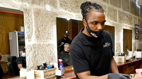 Miguel ngel Wilson en una imagen de archivo cuando gestionaba una peluquera Edwin Barber Shop, en el 2020 en Vigo
