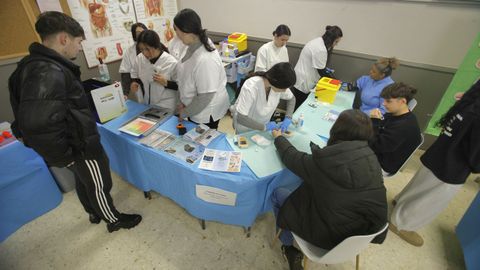 Las estudiantes de Cuidados Auxiliares de Enfermer�a tomaban la tensi�n, la interpretaban y orientaban al paciente.