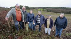 De izquierda a derecha,�Felipe, Ramiro, Manolo, Fernando, Fernando Queiz�n y Pepe posan en la que llaman �a finca de Felipe�.