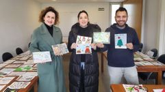 Los miembros del jurado del concurso de postales navideas de Rois Isabel Seage (tcnica de normalizacin lingstica), Vanessa Chico (presidenta del Anpa Urcael) y F. Martn Nez lvarez (profesor del colegio CPI Os Dices) muestran los trabajos ganadores de este ao.