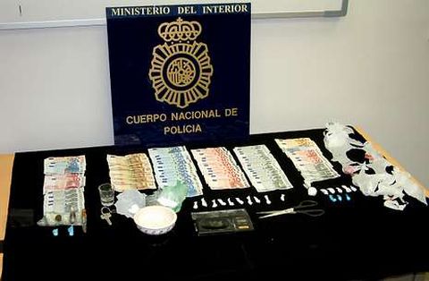 En la fotograf�a pueden observar las dosis de droga, el dinero y los utensilios localizados.