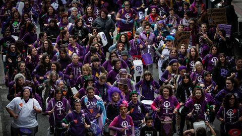 Las calles de Vern se llenaron del color morado de la reivindicacin feminista