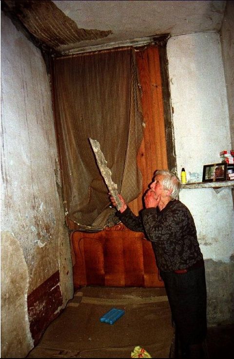 Una señora mostraba los desperfectos de su casa ocasionados tras el terremoto de Becerreá.