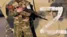 Un soldado hace guardia junto a un veh�culo blindado, con el s�mbolo Z de la invasi�n rusa de Ucrania