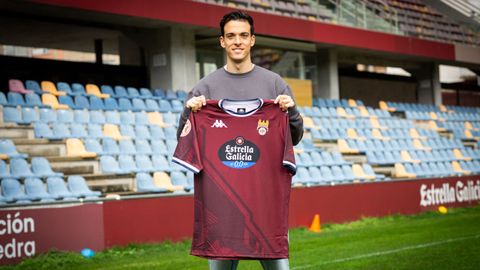 Alberto Gil en su presentaci&oacute;n como nuevo jugador del Pontevedra