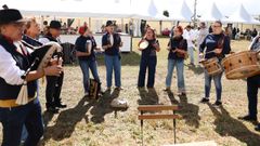 Una de las agrupaciones musicales que puso rimo a la Festa do Requeixo de A Capela.