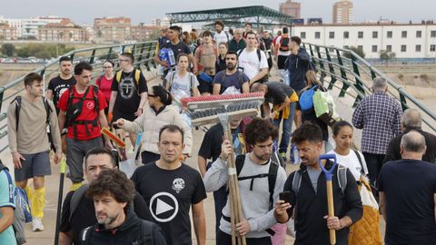 Marea humana de voluntarios para ayudar a combatir los estragos de la dana